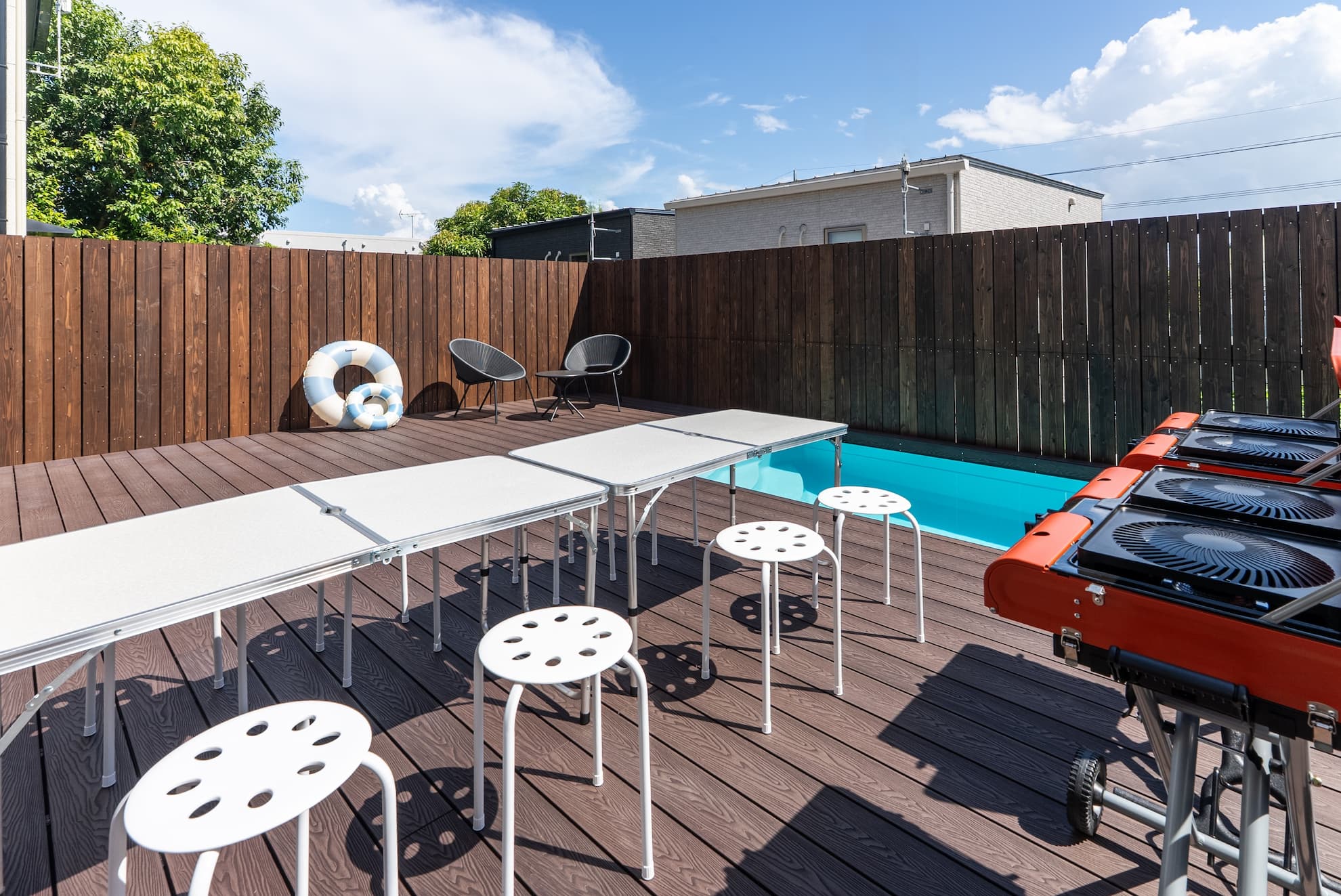 プールに併設されたBBQ設備