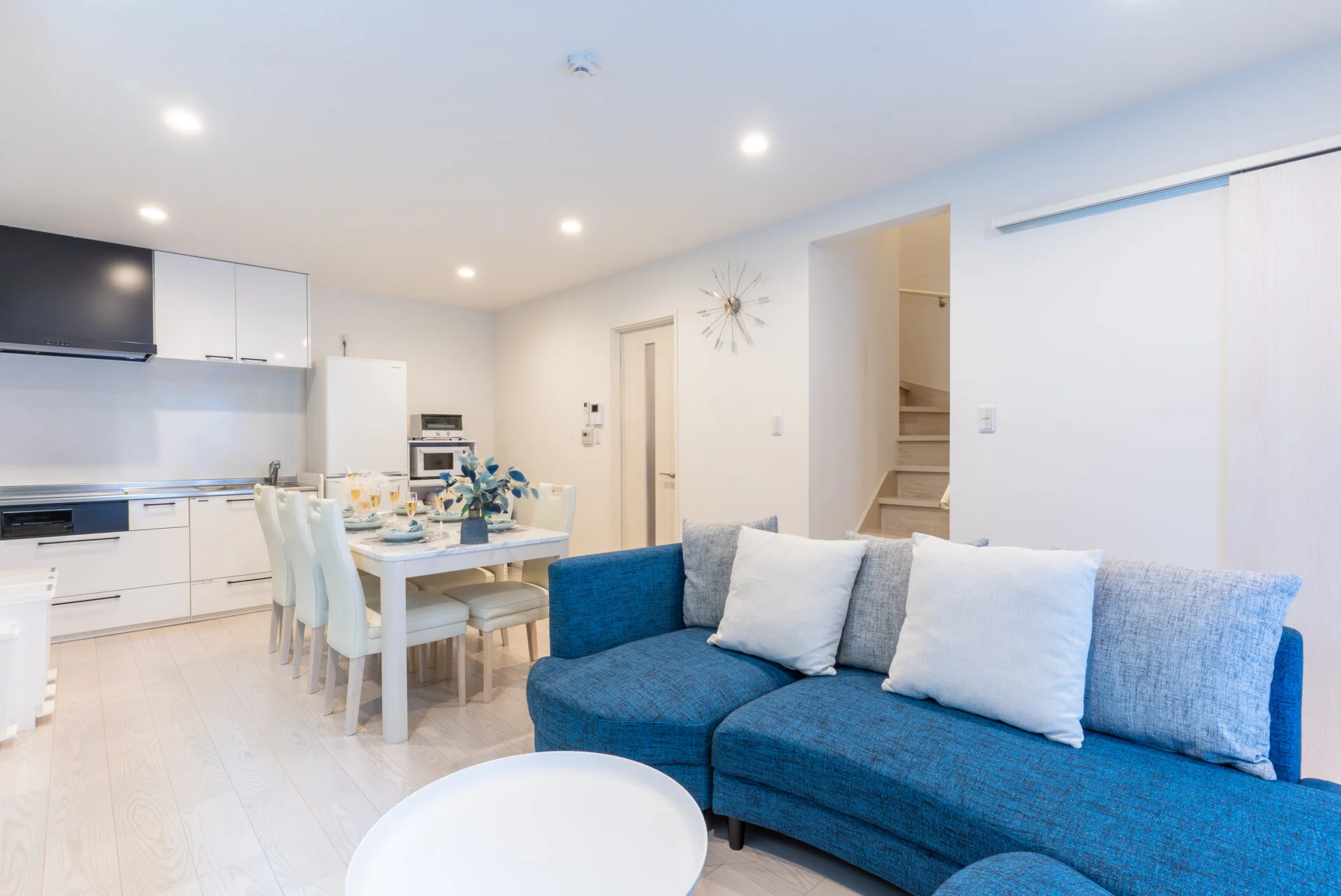 大人数が一緒に過ごせる開放的なリビング