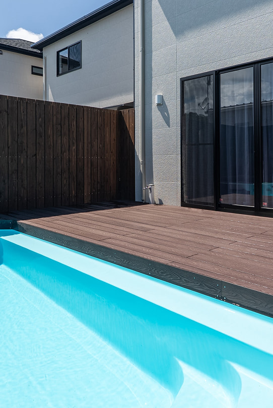 リビングから繋がるプライベートプールの写真